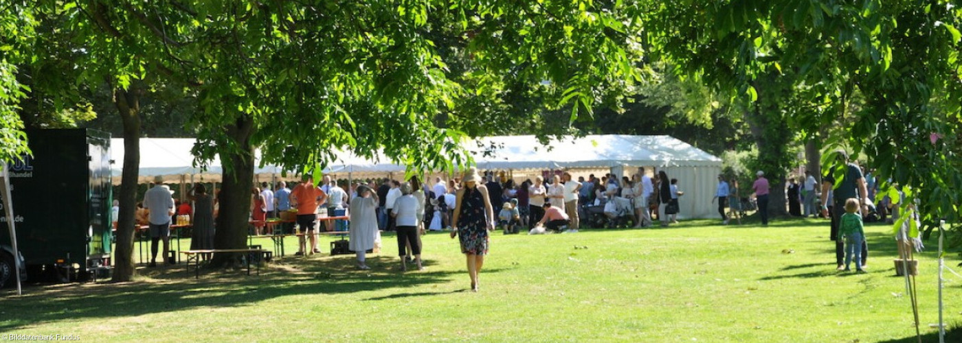 Veranstaltung auf einer Wiese