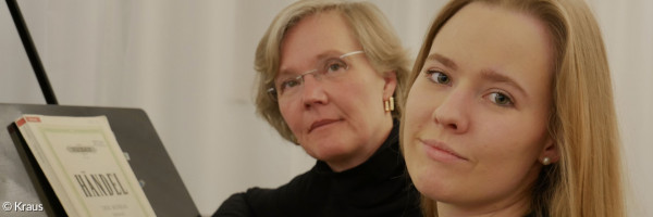 Zwei Frauen sitzen am Klavier: Links die Konzertorganistin Ariane Metz-Kraus, rechts davon ihre Tochter Amelie Kraus, Sopran.