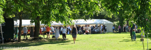 Veranstaltung auf einer Wiese