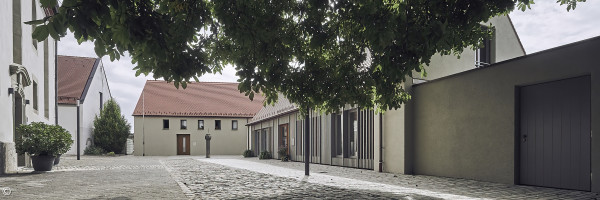 Blick vom Kirchplatz auf das Dekanatsgebäude in Markt Einersheim
