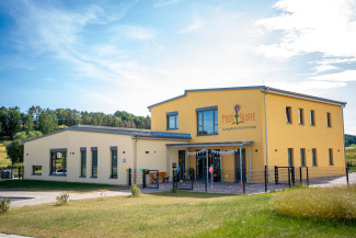 Außenansicht der Evang. Kinderkrippe "Pusteblume" in Burghaslach