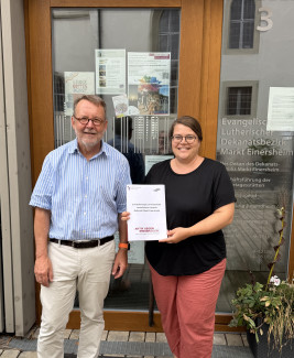 Dekan Ivo Huber und Eva Bauer präsentieren das Schutzkonzept des Dekanats Markt Einersheim