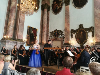 Künstler der Internationalen Sommerakademie Pommersfelden musizieren im Chorraum der Matthäuskirche in Markt Einersheim