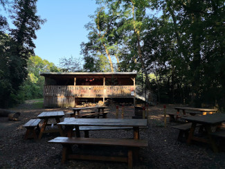 Holzgebäude im Wald des Evang. Kinderhauses "Sternenhimmel" in Hüttenheim