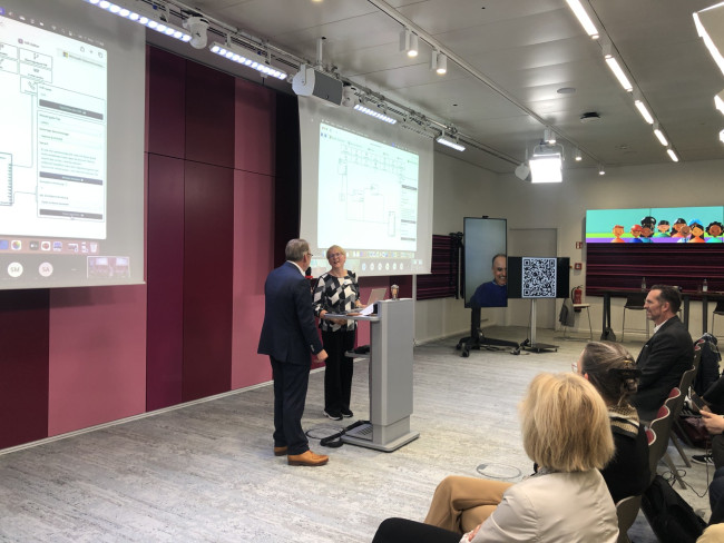 Dekan Ivo Huber und Dekanatssekretärin Manuela Stich bei Microsoft in München